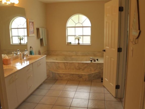 4th image of 817 Jefferson Ave #1