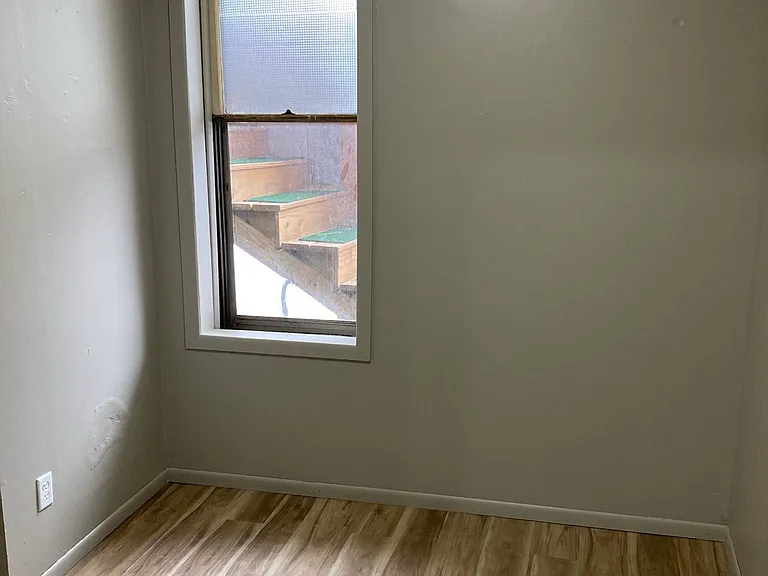 413 Tainter St — Photo 11