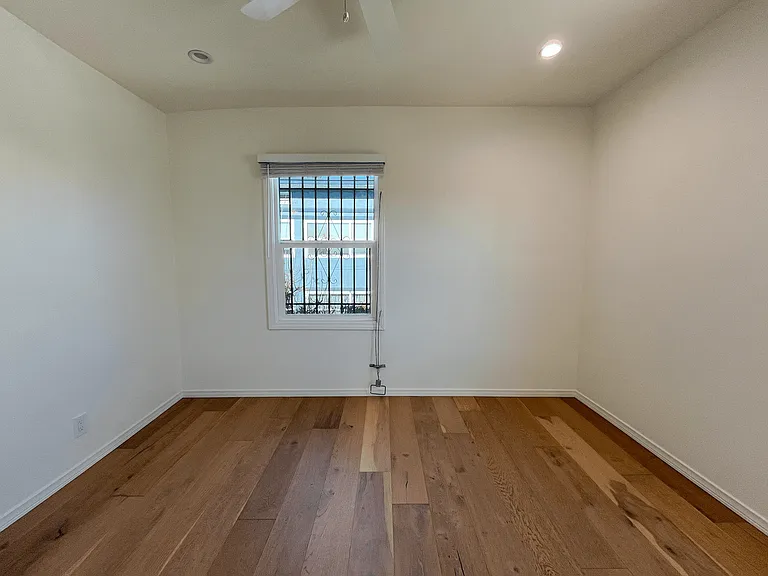 2202 S Bronson Ave — Photo 24