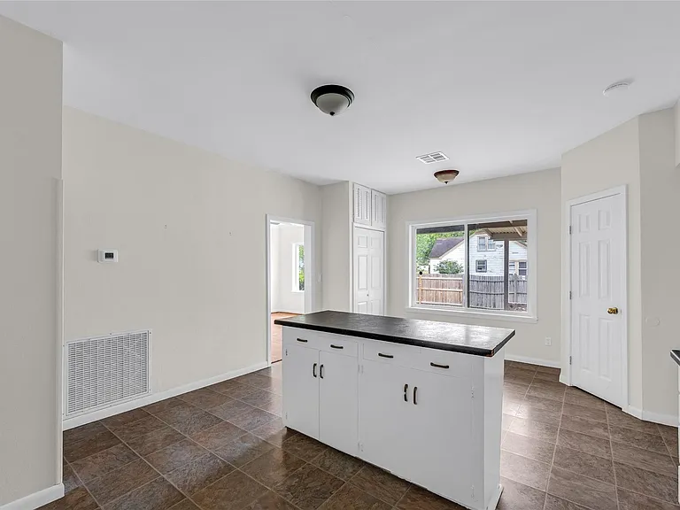 2527 Avenue G — Photo 18