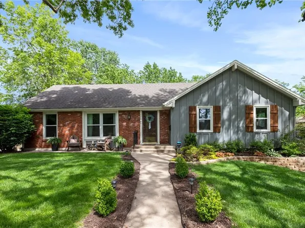 8941 Carter Cir, Overland Park, KS 66212