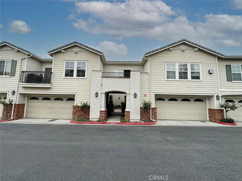 3 bed, 2.5 bath, 1549 sqft, $3,300 — Photo 1