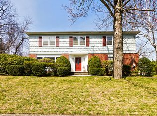 360 Stratton Rd, New Rochelle, NY 10804