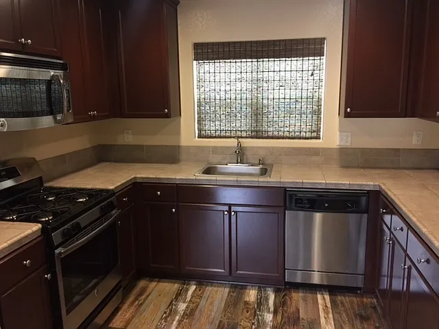 572 River Oaks Dr — Photo 3