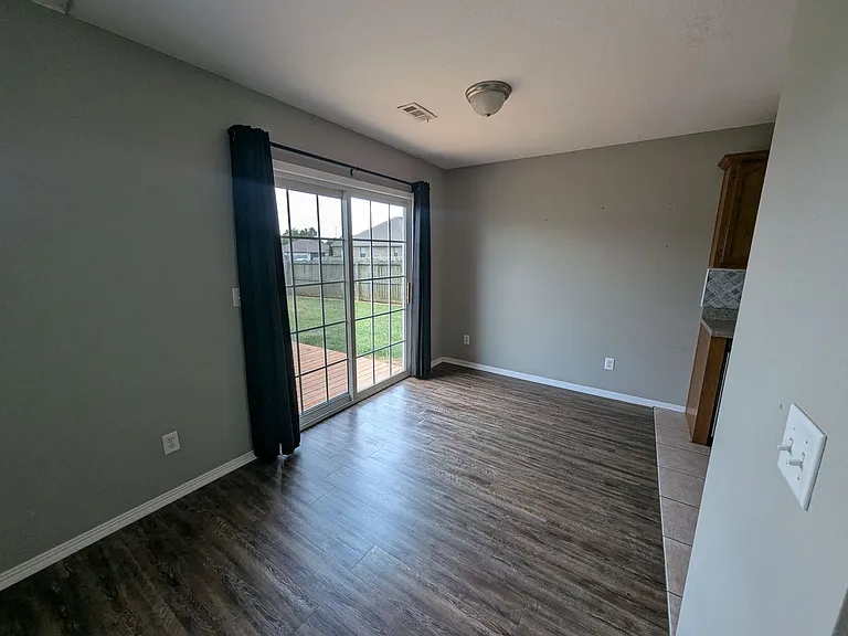 802 Ash Ct — Photo 4