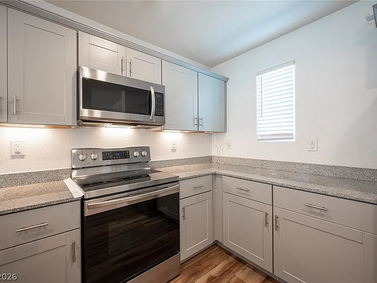 Range/Oven: Electric 
Microwave Oven