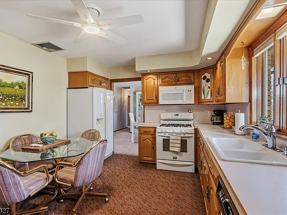 4th image of 53 Woodmont Rd