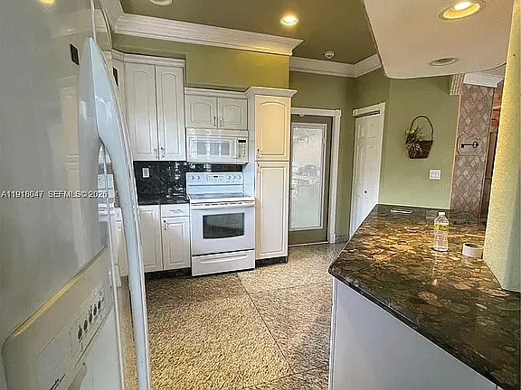 232 SW 7th Ave — Photo 2
