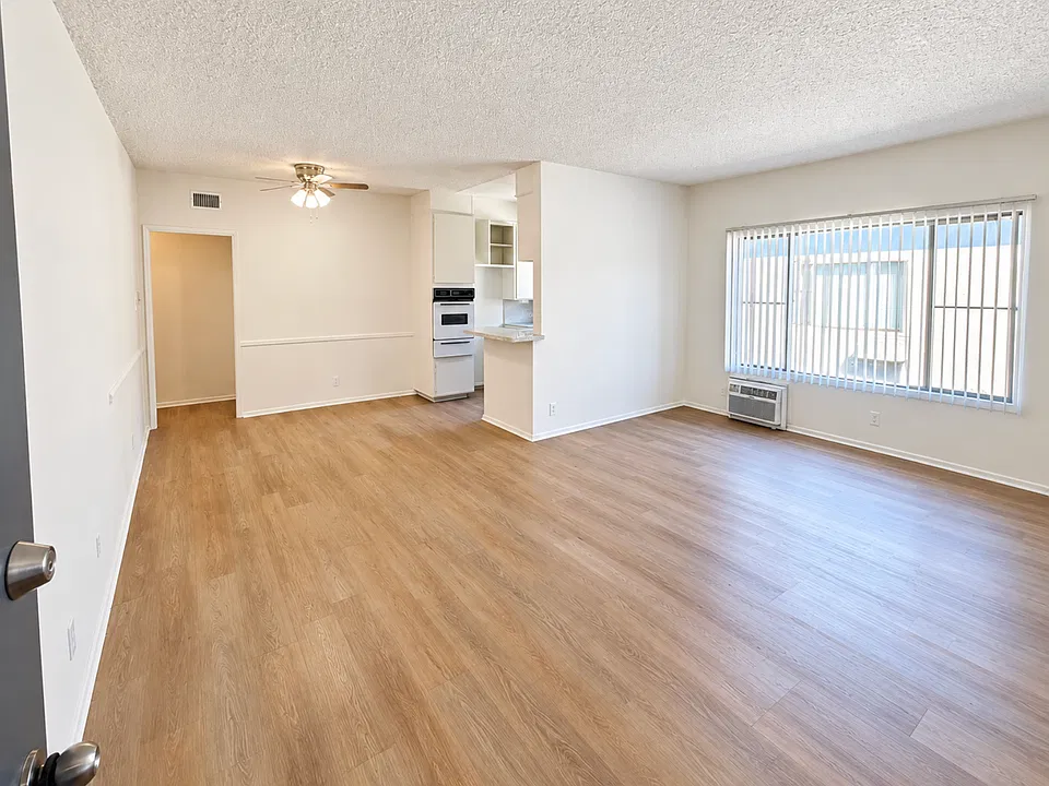14341 Chandler Blvd