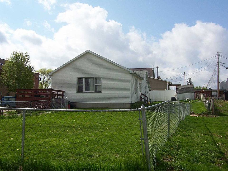 2nd image of 121 N Dubuque St