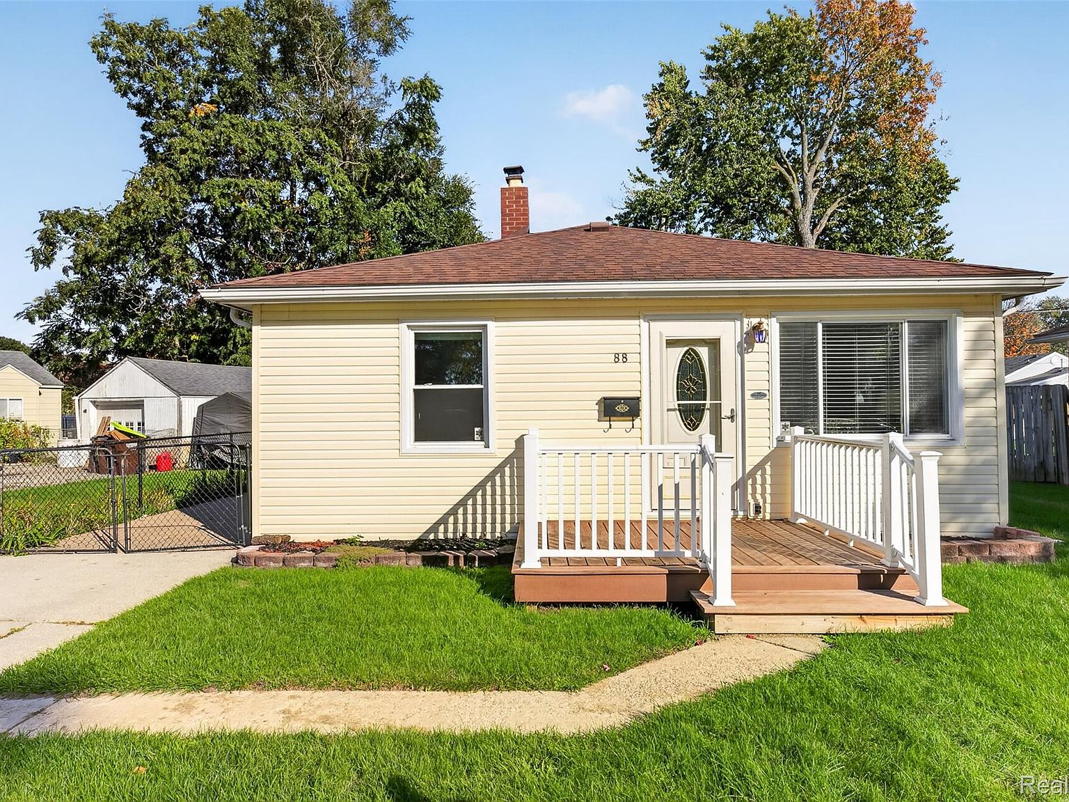 88 Potter Dr, Belleville, MI 48111
