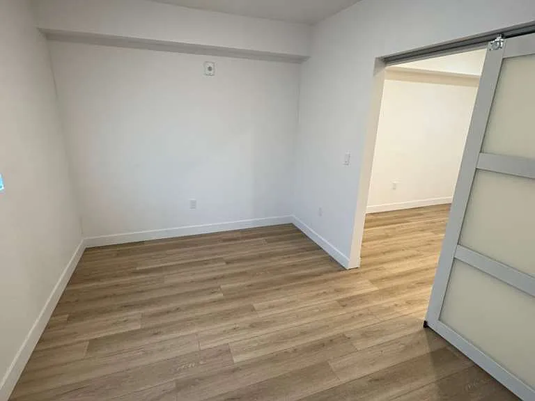 1039 E 28th St #302 — Photo 15