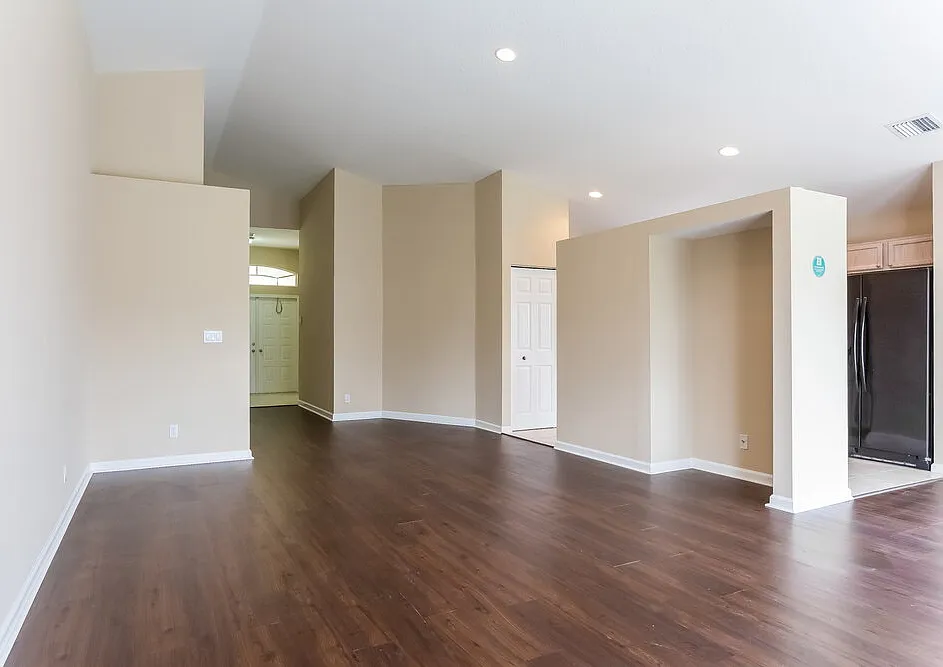 3 bed, 2.0 bath, 1610 sqft, $3,120 — Photo 3