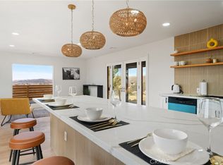 9156 Flora Vista Rd, Apple Valley, CA 92308