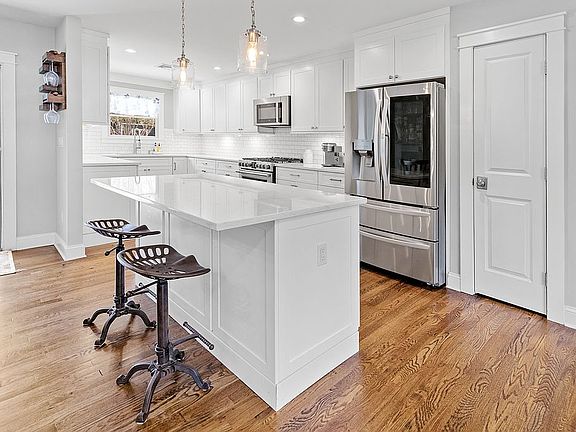 3rd image of 252 Jamaica Ave