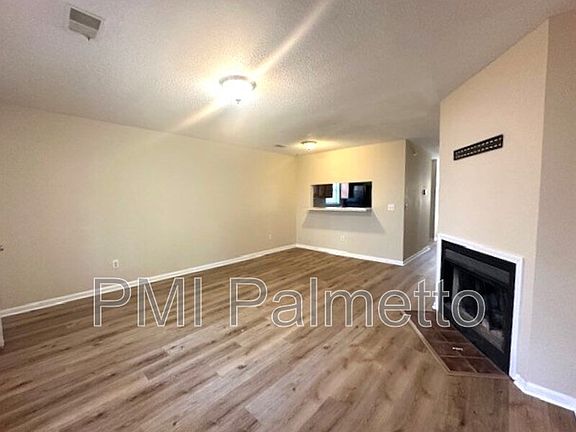 5th image of 131 Country Town Dr