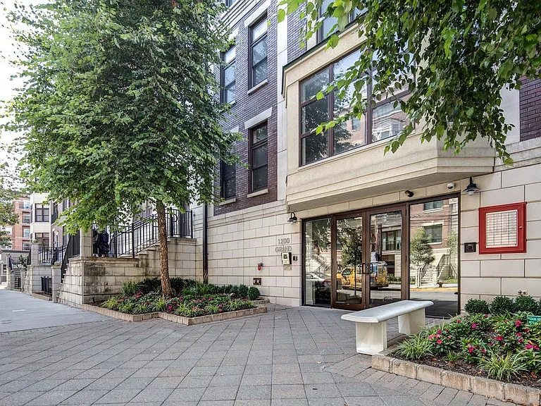 1200 Grand St #429 — Photo 28