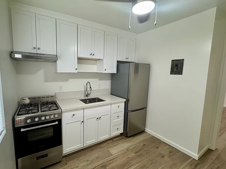 Crestwood Apartments — Photo 11
