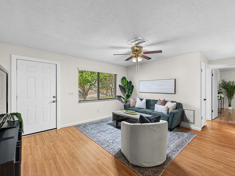 1363 Essex Dr — Photo 5