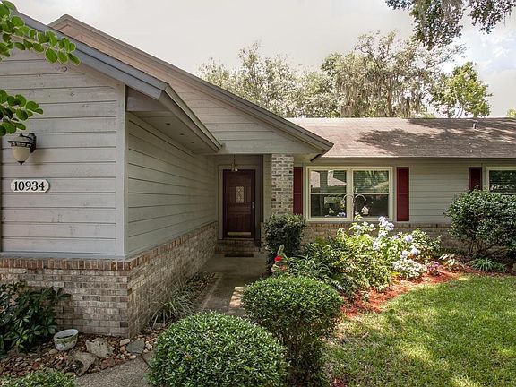 2nd image of 10934 Berkshire Ln