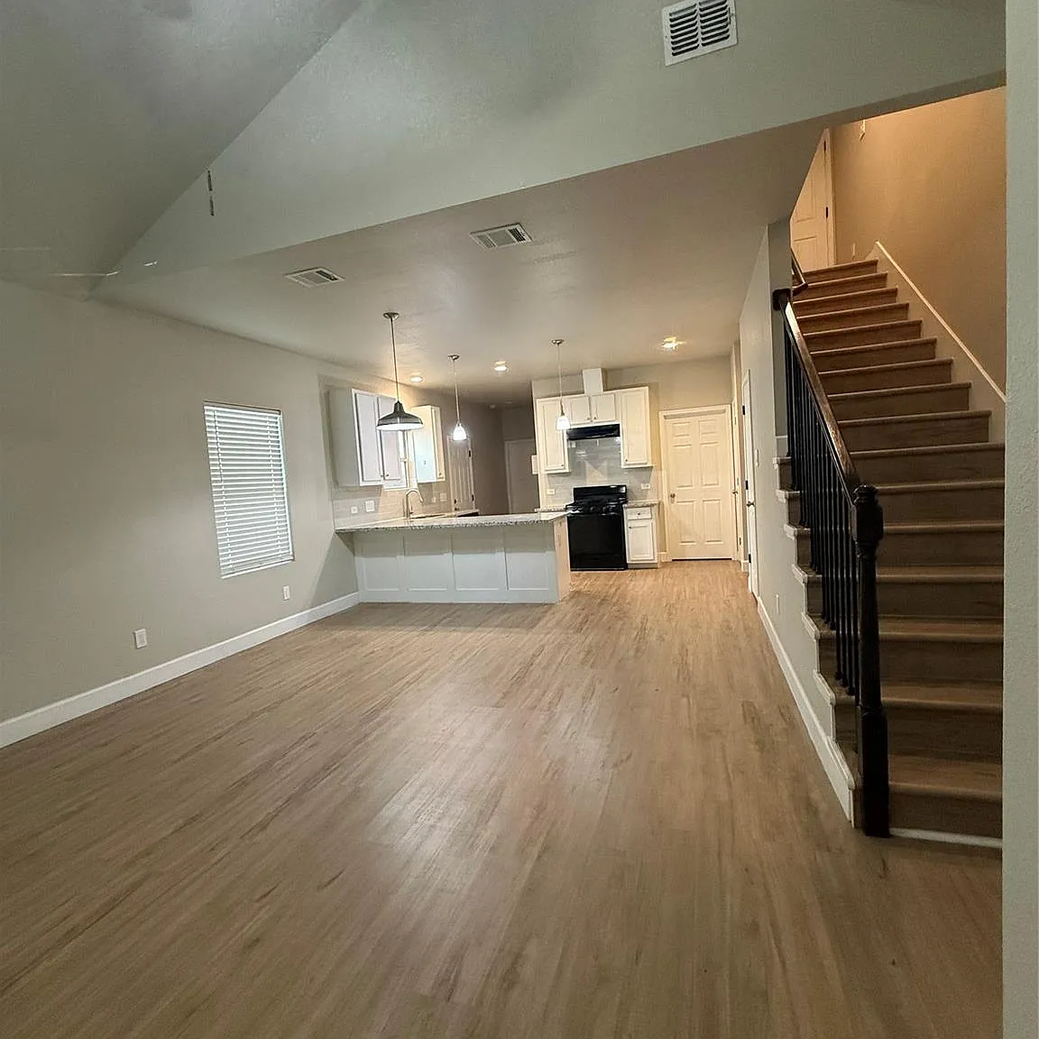 3 bed, 2.5 bath, 1487 sqft, $1,695 — Photo 4