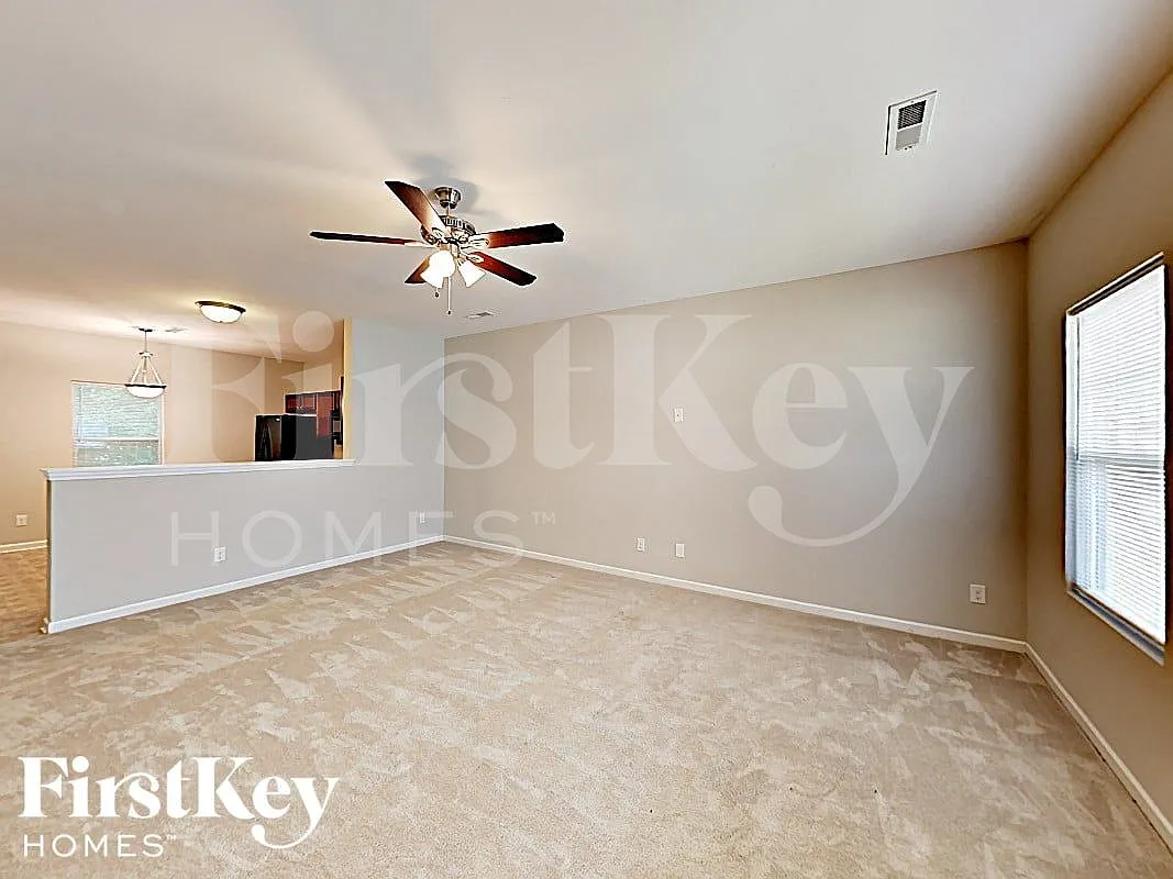 3 bed, 2.5 bath, 1596 sqft, $2,200 — Photo 2