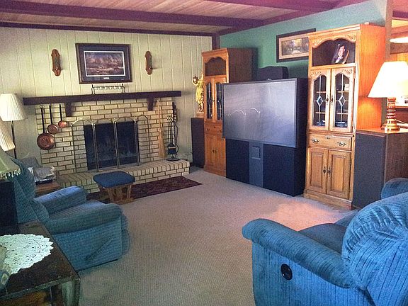 spacious living room w fireplace