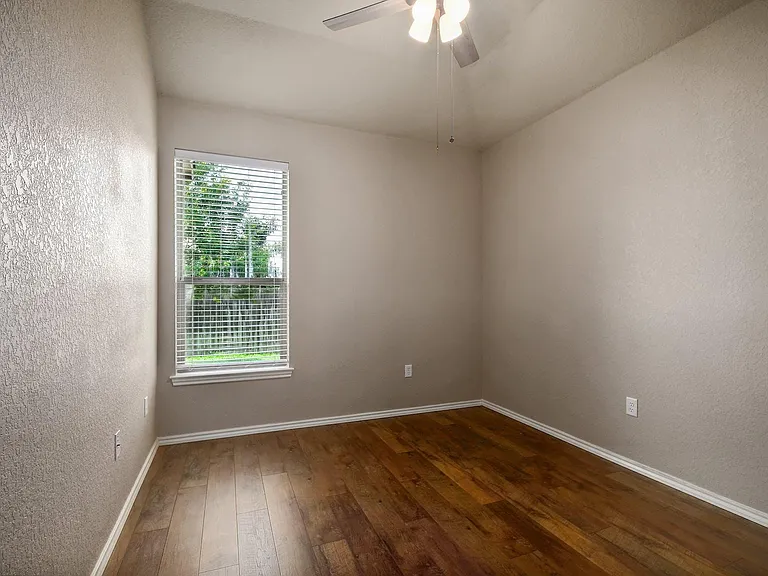 577 Creekside Cir — Photo 24