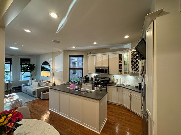 4th image of 1122 N Wood St #1
