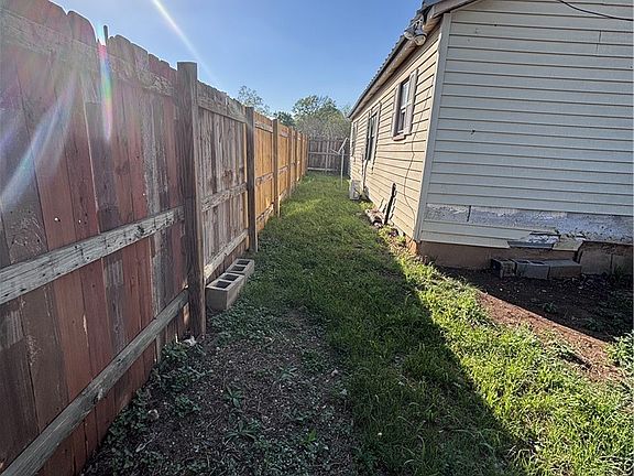 3rd image of 903 Holland Rd