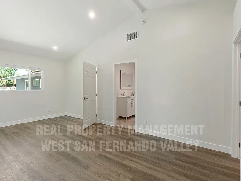 9801 Columbus Ave — Photo 27