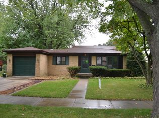 39 Roxbury Ln, Des Plaines, IL 60018