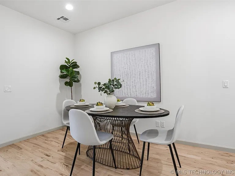 1414 E University Ave — Photo 13