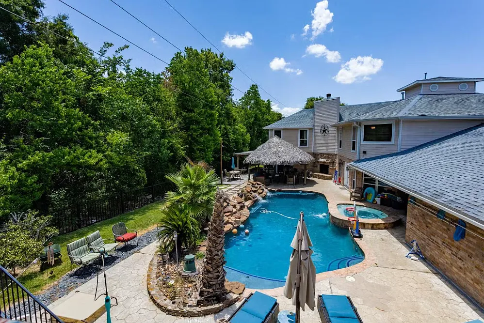 6 bed, $9,100 — Photo 1