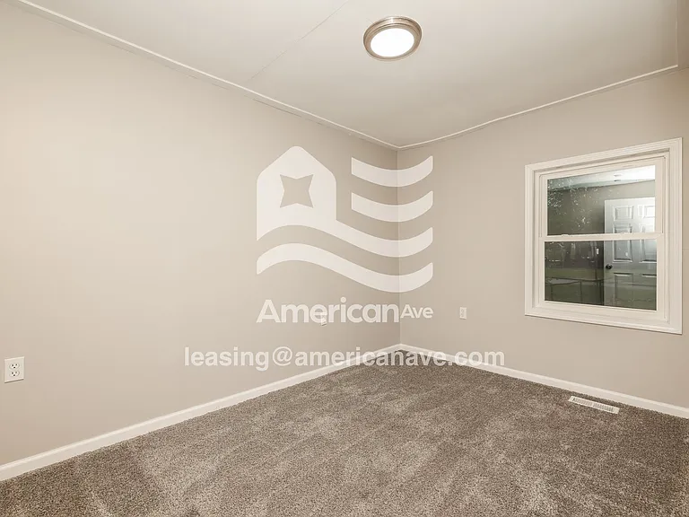 1564893_011_bedroom_11.jpg