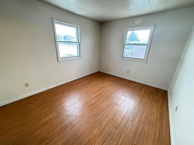 202 W Commercial St — Photo 9