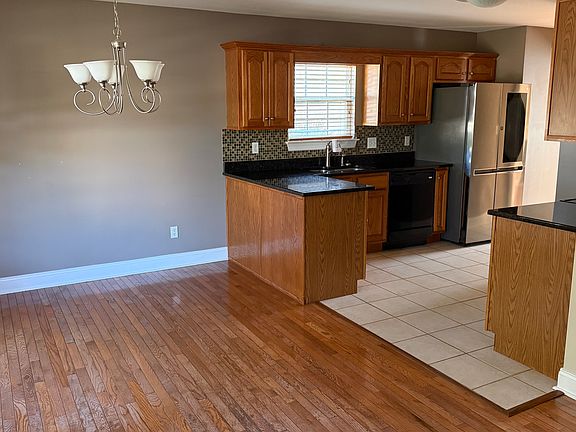 3rd image of 3125 Pin Oaks Cir NE
