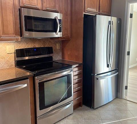 3rd image of 205 Yoakum Pkwy Unit 209