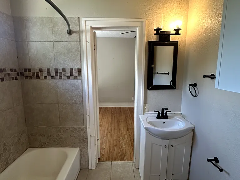 2406 W Lovers Ln — Photo 7