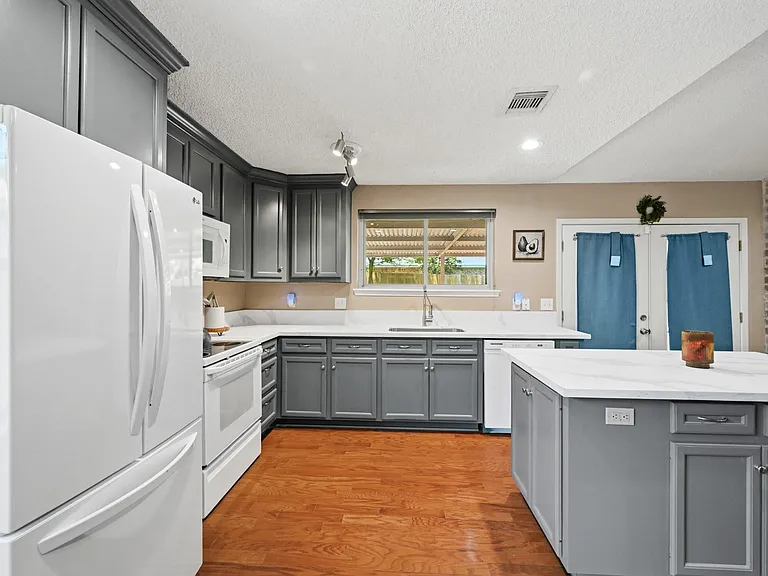 17511 Favor Bend Ct — Photo 18