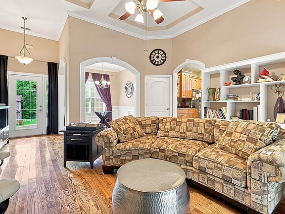 4th image of 608 Mandeville Dr