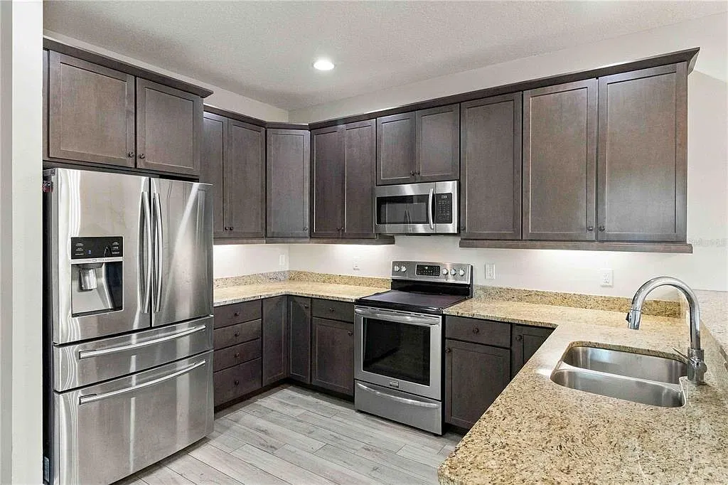 4 bed, 2.5 bath, 2522 sqft, $4,400 — Photo 4