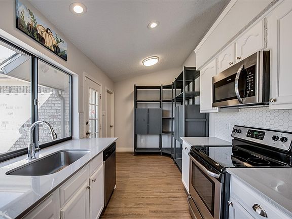 5th image of 1301 Devonshire Ln