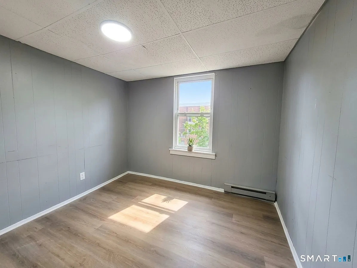 3 bed, 1.0 bath, 970 sqft, $1,550 — Photo 3
