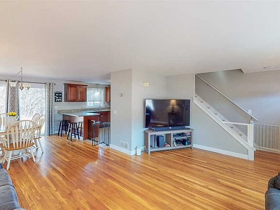 3rd image of 13 Oliver Dr