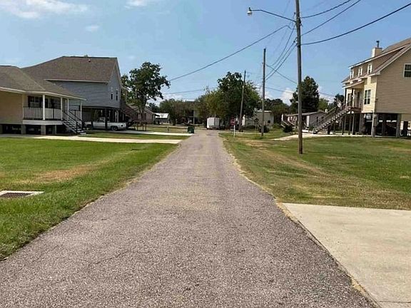 Exterior Neighborhood (street photo)
