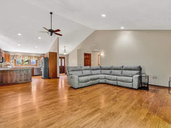 400 Harbor Landing Dr, Moneta, VA 24121