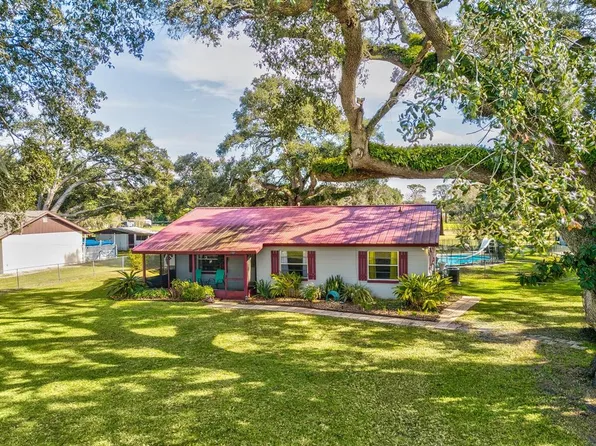 8438 Wire Rd, Zephyrhills, FL 33540