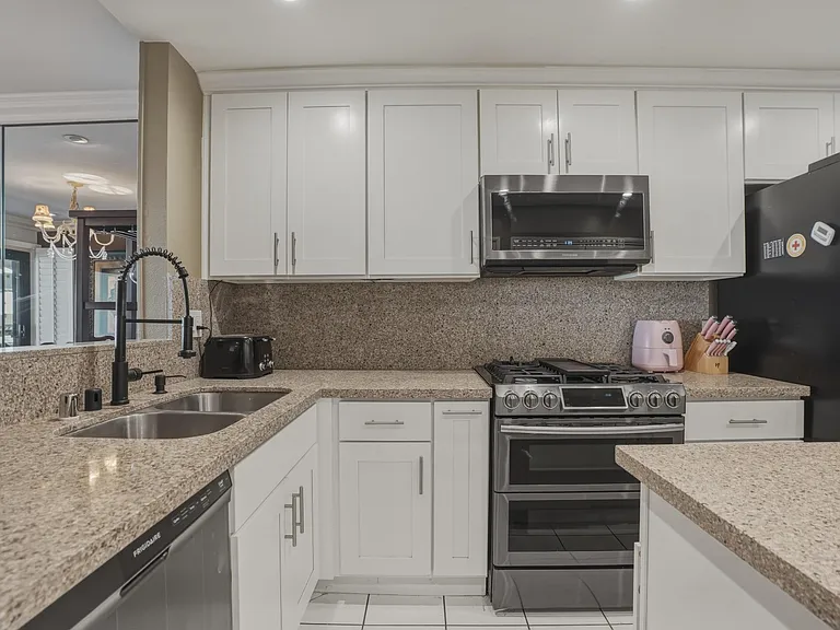 21620 Burbank Blvd #15 — Photo 8