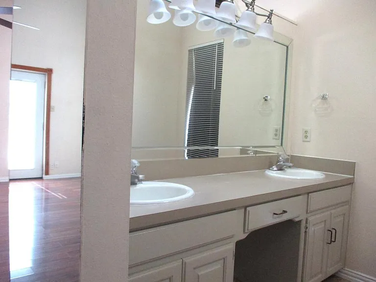 203 Yorkshire Ct — Photo 23